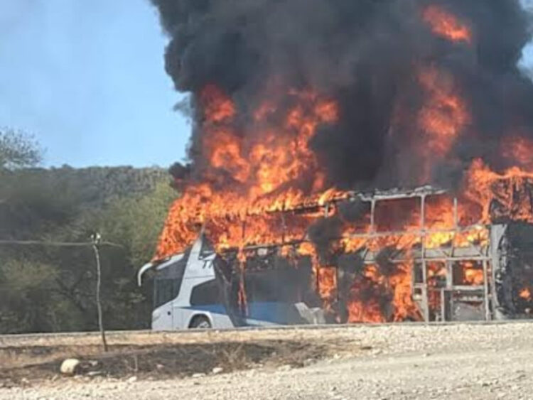 Llamas consumen autobús de doble piso en carretera de Tamaulipas
