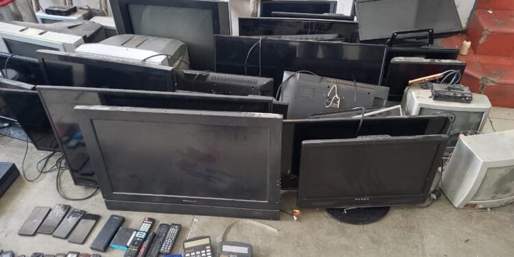 Quitan a reos de Victoria “lujos” y armas