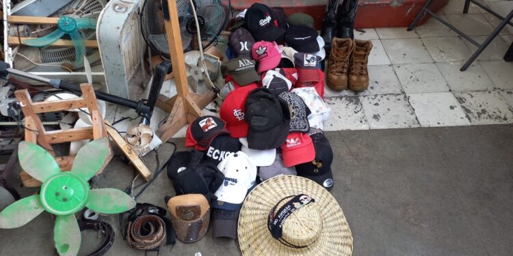 Quitan a reos de Victoria “lujos” y armas