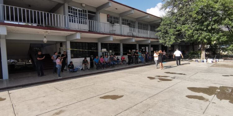 Maestros levantan plantón en Secundaria 4, destituyen al director