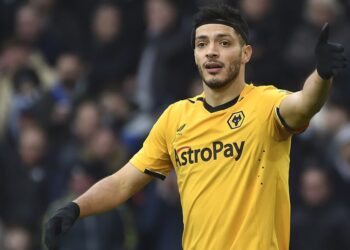 Raúl Jiménez casi Marca el Gol del año en partido contra arsenal