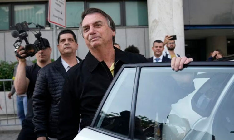 Bolsonaro ingresa a hospital para revisión médica