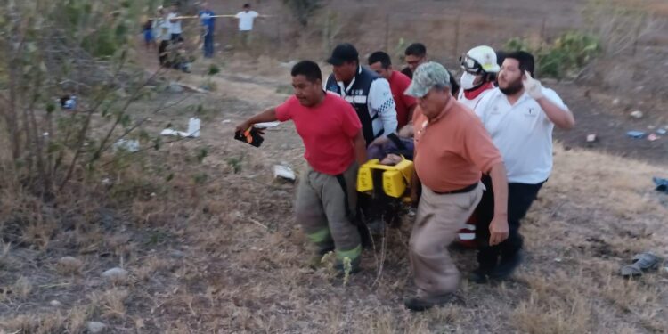 Mueren tres mujeres al volcar camioneta en la carretera Interejidal