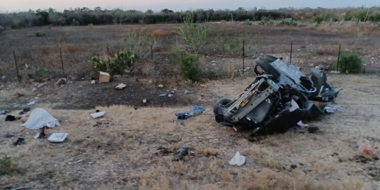 Mueren tres mujeres al volcar camioneta en la carretera Interejidal