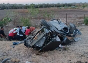 Mueren tres mujeres al volcar camioneta en la carretera Interejidal
