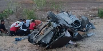 Mueren tres mujeres al volcar camioneta en la carretera Interejidal