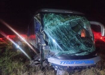 Choca autobús contra trailer: siete heridos