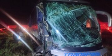 Choca autobús contra trailer: siete heridos