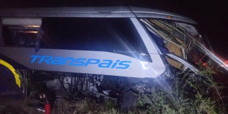 Choca autobús contra trailer: siete heridos