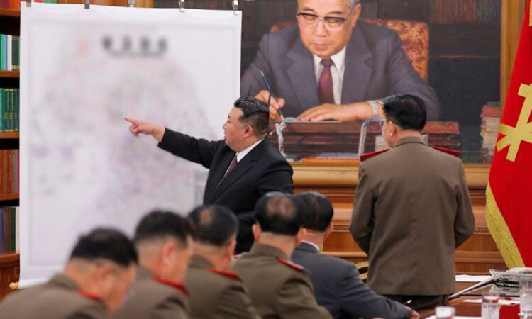 Kim Jong-un llama a su ejército a prepararse ante posible conflicto.