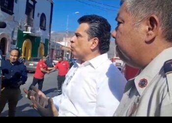 Felicita Lalo Gattas a Bomberos en su día.