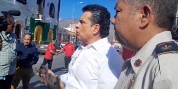 Felicita Lalo Gattas a Bomberos en su día.