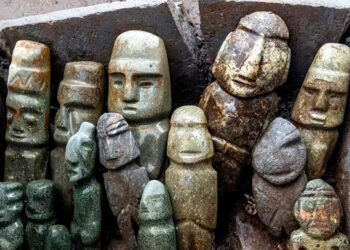 Descubren cofre con esculturas antiguas en Templo Mayor