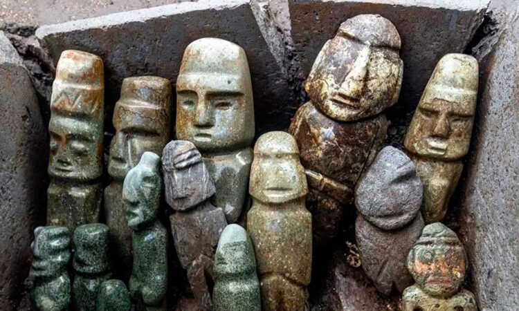 Descubren cofre con esculturas antiguas en Templo Mayor