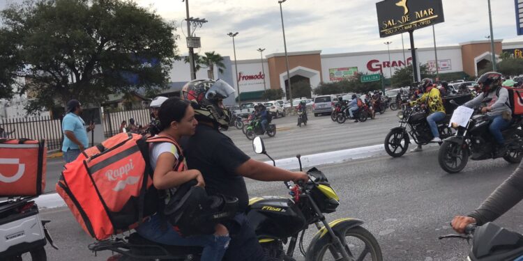 Exigen justicia repartidores de comida, cierran vialidad frente a Casa de Gobierno