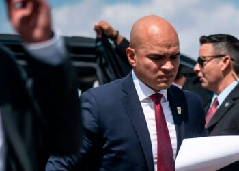 Asistente personal de Trump se declara inocente