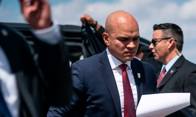 Asistente personal de Trump se declara inocente