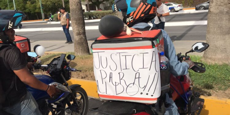 Exigen justicia repartidores de comida, cierran vialidad frente a Casa de Gobierno