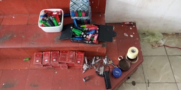 Quitan a reos de Victoria “lujos” y armas