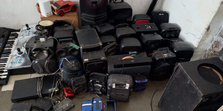 Quitan a reos de Victoria “lujos” y armas