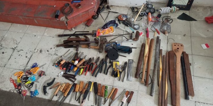 Quitan a reos de Victoria “lujos” y armas