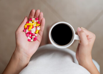 Cuatro medicamentos que no debes tomar con café según expertos