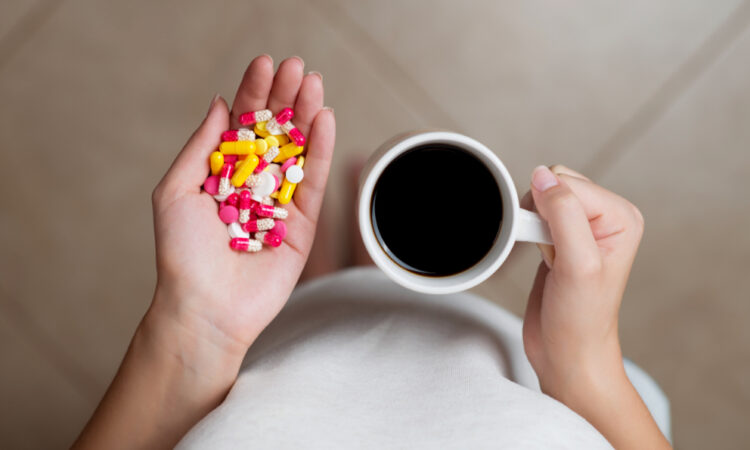 Cuatro medicamentos que no debes tomar con café según expertos