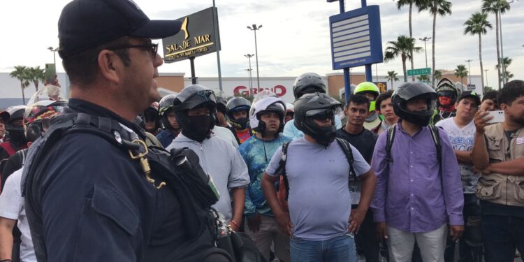 Exigen justicia repartidores de comida, cierran vialidad frente a Casa de Gobierno