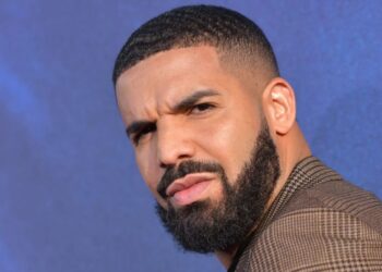 Drake esquiva libro lanzado por fan en concierto