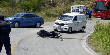 Muere motociclista al chocar con auto en Antiguo Morelos