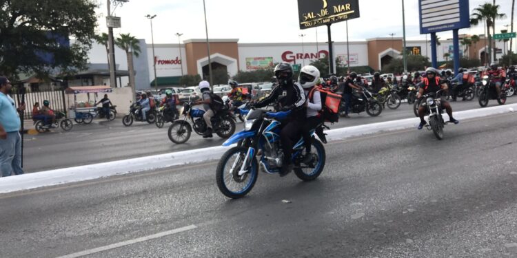 Exigen justicia repartidores de comida, cierran vialidad frente a Casa de Gobierno