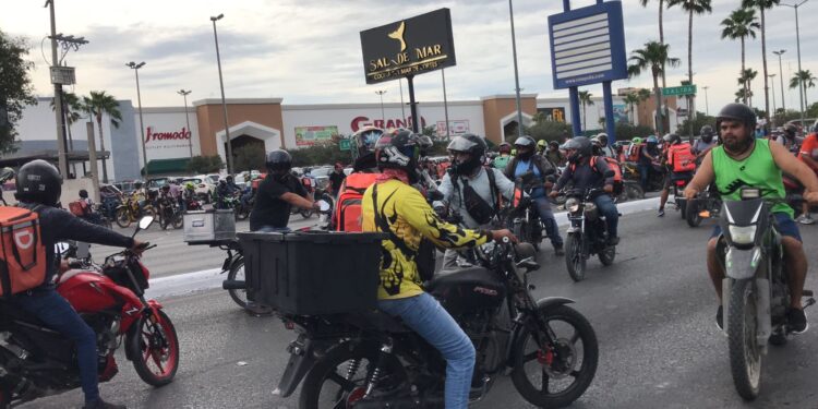 Exigen justicia repartidores de comida, cierran vialidad frente a Casa de Gobierno