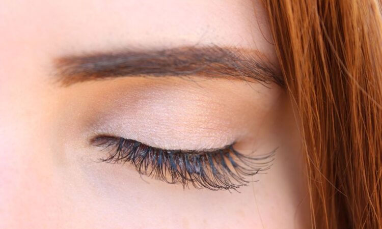 Consejos para fortalecer y alargar tus pestañas