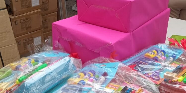 Hace Deportes del Municipio donativo de útiles escolares