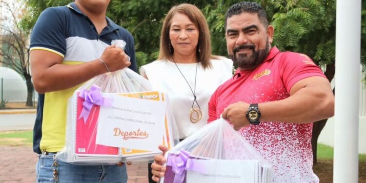 Hace Deportes del Municipio donativo de útiles escolares