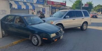 Conductor provoca aparatoso choque en la Col. López Portillo