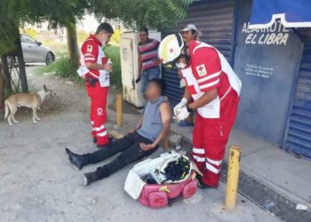 Motociclista se lesiona al caer al pavimento