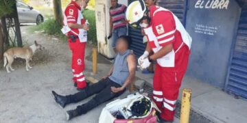 Motociclista se lesiona al caer al pavimento