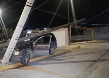 Por tratar de evitar choque tumba postes de TELMEX y de la CFE en el Eje Vial