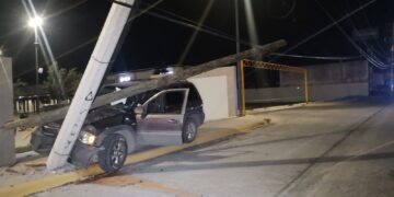 Por tratar de evitar choque tumba postes de TELMEX y de la CFE en el Eje Vial