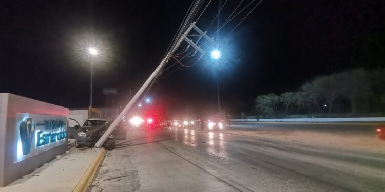 Por tratar de evitar choque tumba postes de TELMEX y de la CFE en el Eje Vial