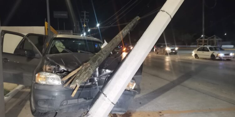 Por tratar de evitar choque tumba postes de TELMEX y de la CFE en el Eje Vial