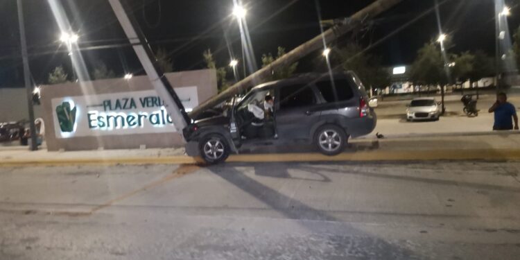 Por tratar de evitar choque tumba postes de TELMEX y de la CFE en el Eje Vial