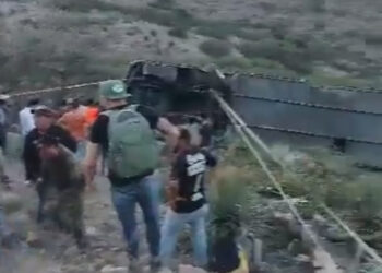 Autobús cae a un barranco en la carretera SLP-Guadalajara; hay 10 muertos