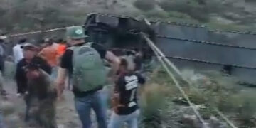 Autobús cae a un barranco en la carretera SLP-Guadalajara; hay 10 muertos