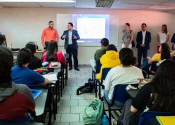 Maestro de universidad colombiana imparte clases en la Facultad de Derecho UAT Victoria