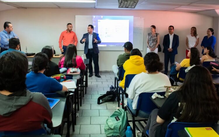 Maestro de universidad colombiana imparte clases en la Facultad de Derecho UAT Victoria