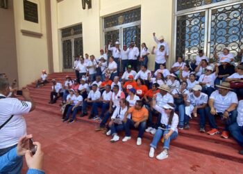 Arnulfo y maestros paristas rompen vallas y se asientan en plaza y escalinatas del Palacio de Gobierno