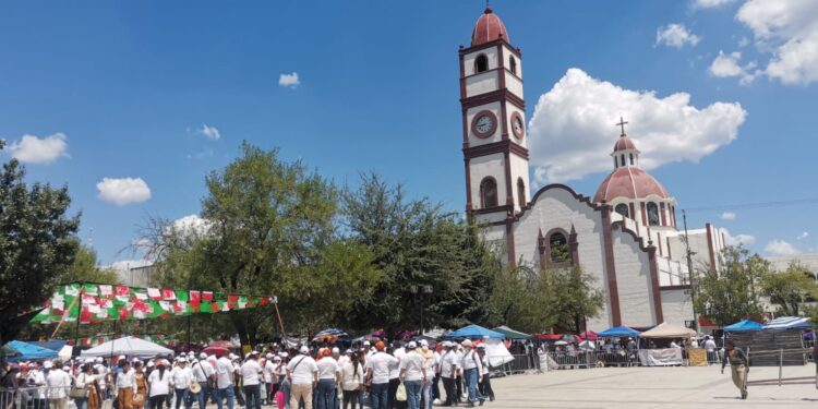 Arnulfo y maestros paristas rompen vallas y se asientan en plaza y escalinatas del Palacio de Gobierno