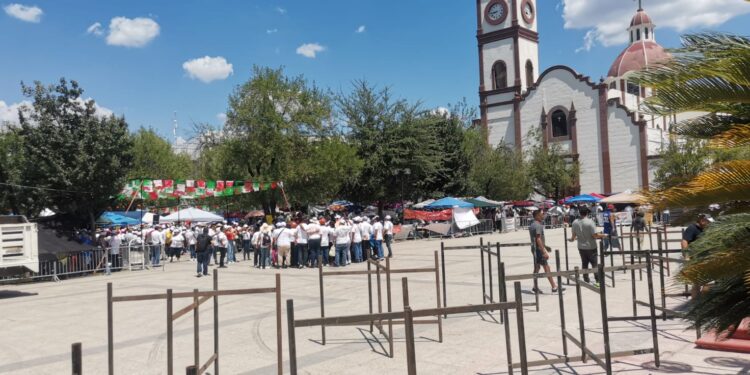 Arnulfo y maestros paristas rompen vallas y se asientan en plaza y escalinatas del Palacio de Gobierno